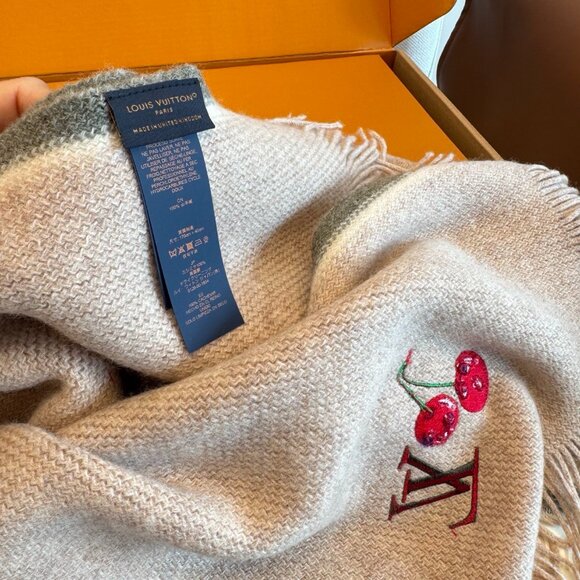 Louis Vuitton Women's Scarf - Picture 2 of 4